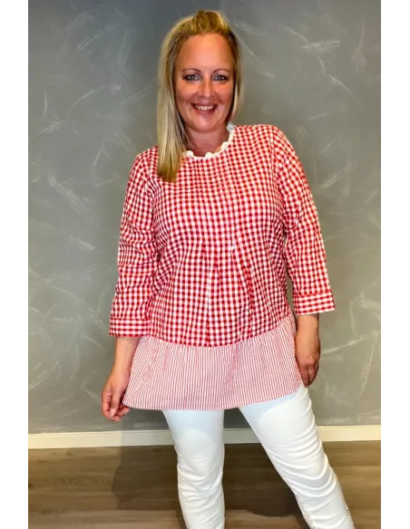 Rød ternet bluse med lag og blonde til kvinder – Design by Tippy