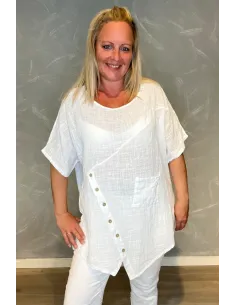 Hvid bluse med asymmetrisk knapluk og brystlomme