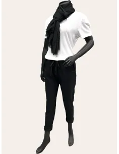 Sorte bukser fra TIPPY, vist på model med hvid t-shirt
Nærbillede af den bløde kvalitet og snøredetalje 2