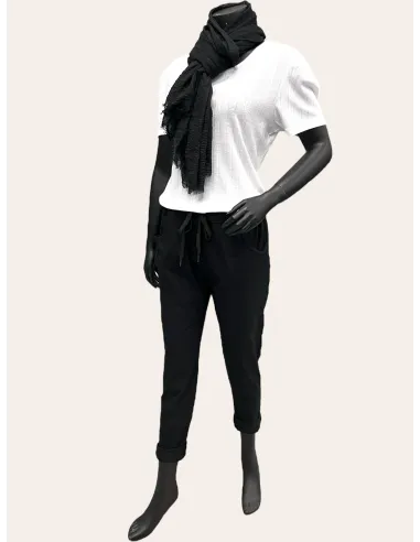 Sorte bukser fra TIPPY, vist på model med hvid t-shirt
Nærbillede af den bløde kvalitet og snøredetalje. På gine