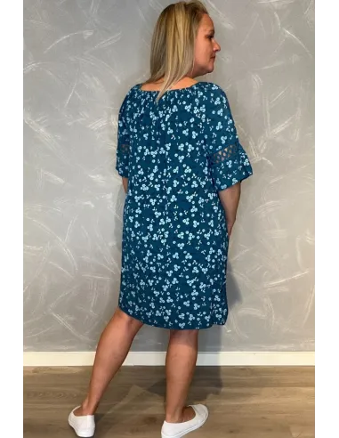 "Bagside af blomstret kjole med blonde detaljer, viser afslappet pasform"