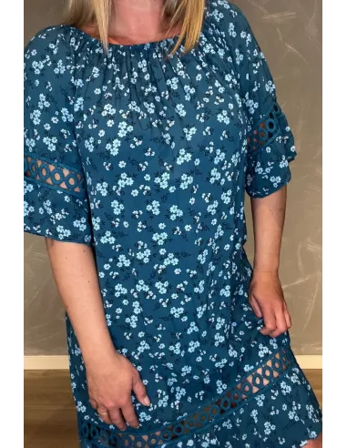 "Nærbillede af blomsterprint og blonde kanter på kjole"