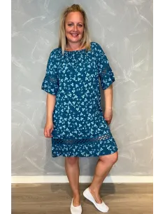 "Petroleum kjole med blomsterprint i blå, korte ærmer med blonde kanter"