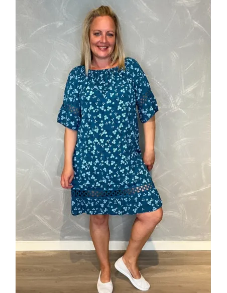 "Petroleum kjole med blomsterprint i blå, korte ærmer med blonde kanter"