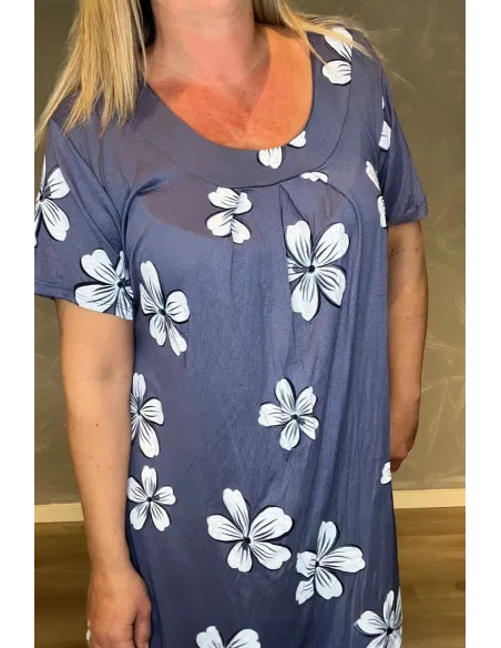 “Nærbillede af store blomsterprint på kjole – TIPPY