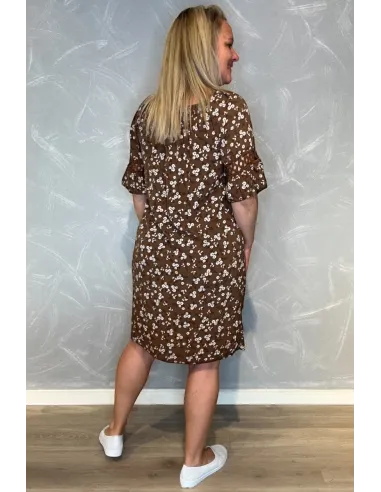 "Bagside af blomstret kjole med blonde detaljer, viser afslappet pasform"