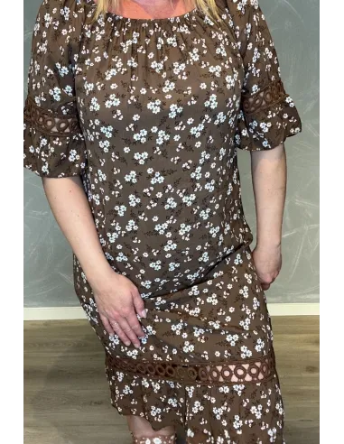 "Nærbillede af blomsterprint og blonde kanter på kjole"