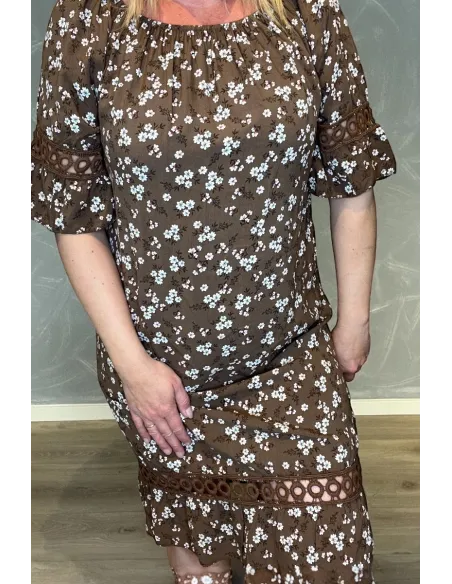 "Nærbillede af blomsterprint og blonde kanter på kjole"