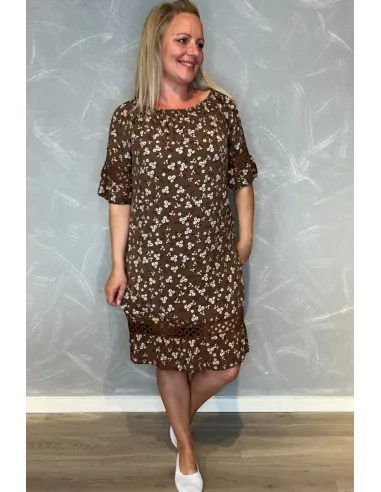 "Brun kjole med blomsterprint i hvid, korte ærmer med blonde kanter"