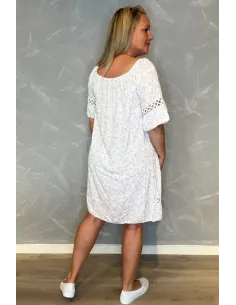 Hvid kjole med blomsterprint i blå, korte ærmer med blonde kanter 2