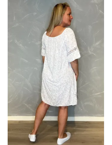 Bagside af blomstret kjole med blonde detaljer, viser afslappet pasform