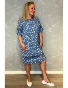 "Jeans blå kjole med blomsterprint i hvid, korte ærmer med blonde kanter"