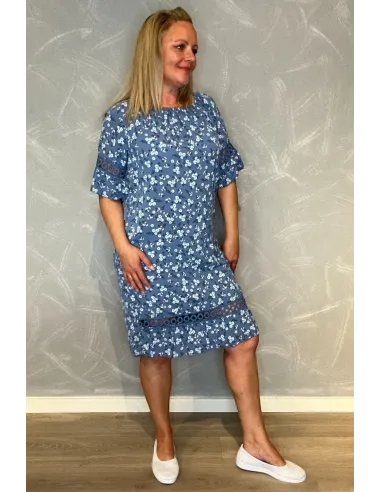 "Jeans blå kjole med blomsterprint i hvid, korte ærmer med blonde kanter"