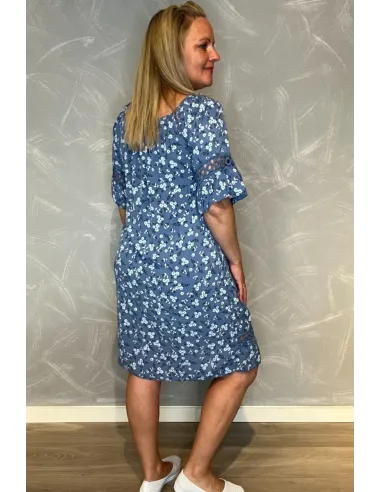 "Bagside af blomstret kjole med blonde detaljer, viser afslappet pasform"