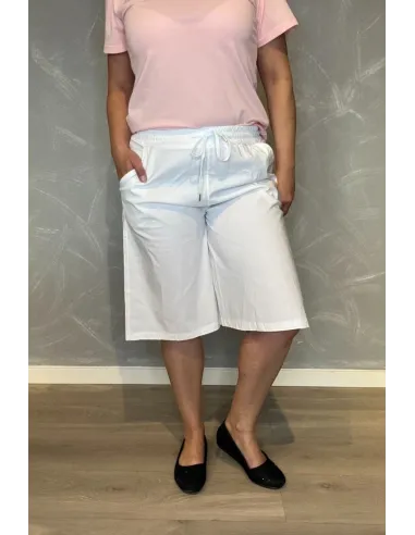 Hvide shorts med taljebånd og skrålommer