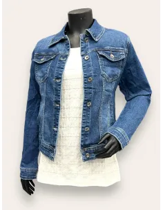 Klassisk cowboy jakke i mørk denim med knapper og brystlommer, perfekt pasform med stretch på model 2