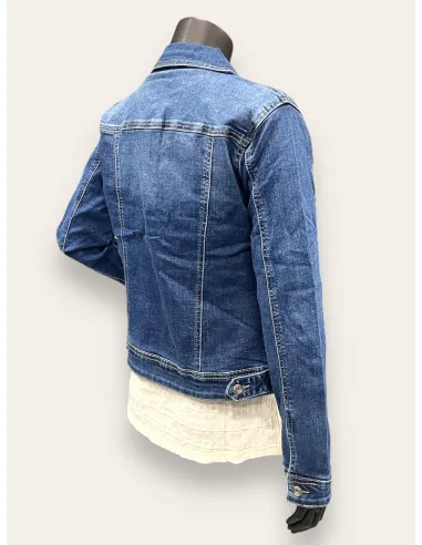 Klassisk cowboy jakke i mørk denim med knapper og brystlommer, perfekt pasform med stretch, på gine bagfra