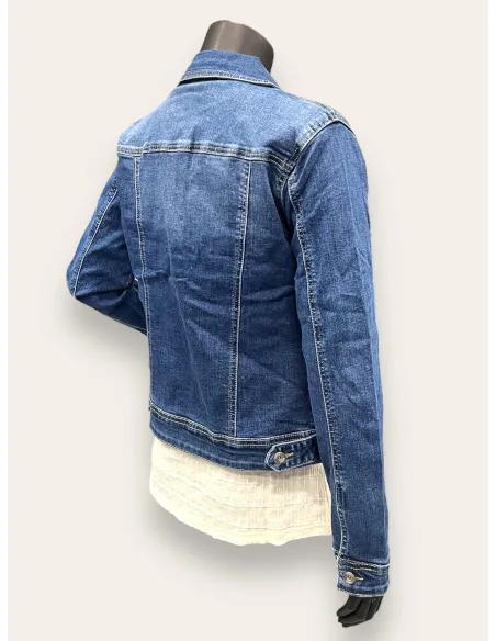 Klassisk cowboy jakke i mørk denim med knapper og brystlommer, perfekt pasform med stretch, på gine bagfra