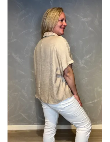 bag på brun polo bluse