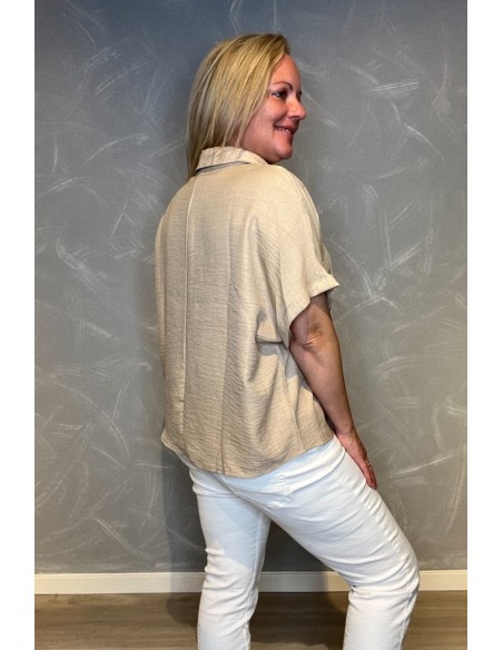 bag på brun polo bluse
