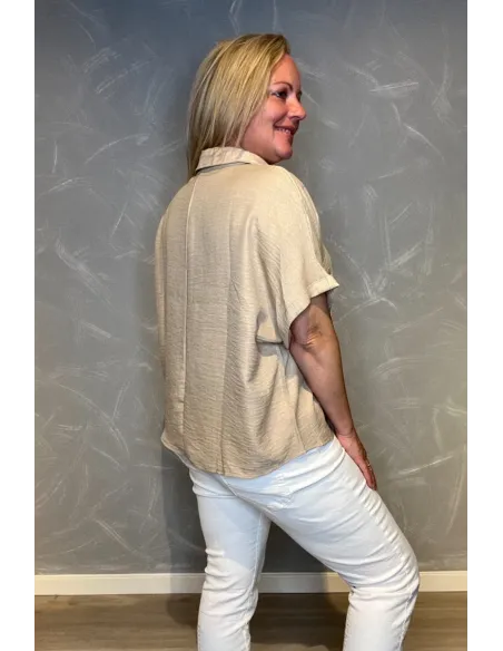 bag på brun polo bluse