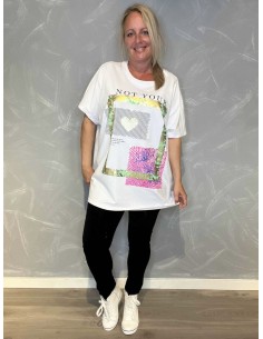 Hvid oversize t-shirt med Not Your print og farverige grafiske elementer