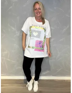 Hvid oversize t-shirt med Not Your print og farverige grafiske elementer