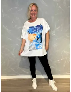 Hvid oversize t-shirt med abstrakt print i blå og orange nuancer