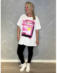 Nærbillede af print og bling-detaljer på t-shirt 2