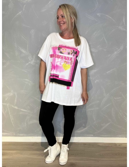 Hvid oversize t-shirt med farverigt print og bling-detaljer