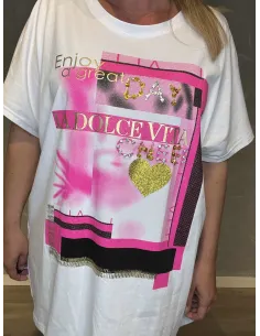 Nærbillede af print og bling-detaljer på t-shirt
