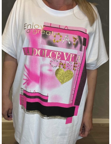 Nærbillede af print og bling-detaljer på t-shirt