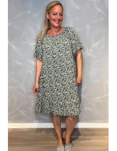 "Army grøn kjole med blomsterprint, elastik i halsen og flæser i ærmer" TIPPY
