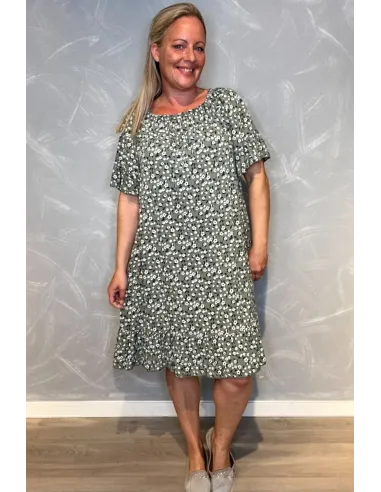 "Army grøn kjole med blomsterprint, elastik i halsen og flæser i ærmer" TIPPY