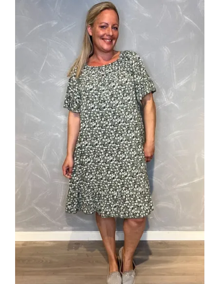 "Army grøn kjole med blomsterprint, elastik i halsen og flæser i ærmer" TIPPY