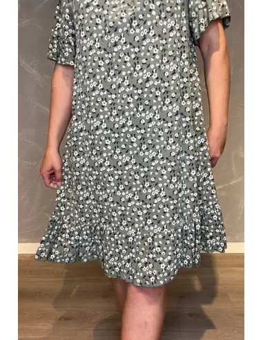 Nærbillede af blomsterprint og flæse detaljer på kjole" TIPPY