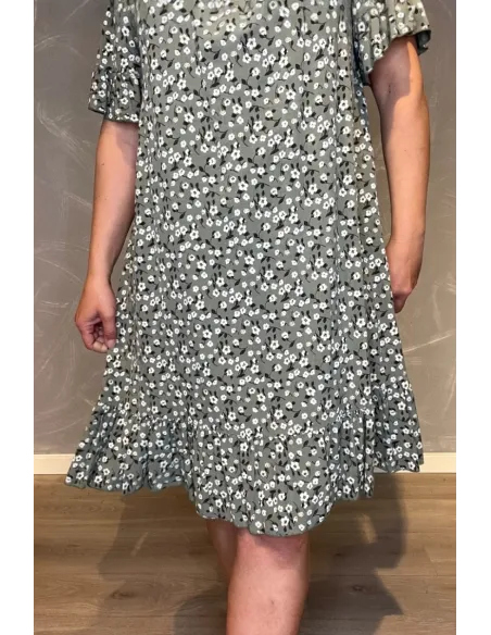 Nærbillede af blomsterprint og flæse detaljer på kjole" TIPPY