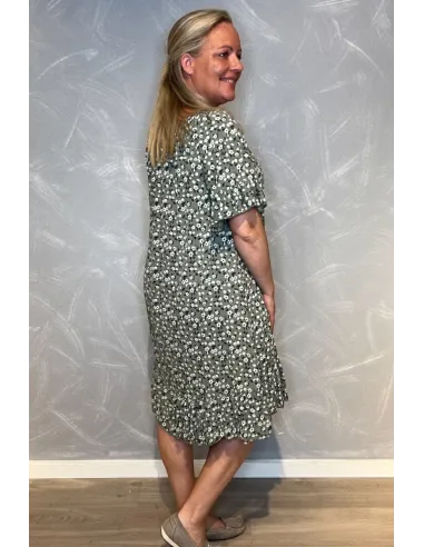 Bagside af kjole med flæser i bunden og romantisk pasform" TIPPY