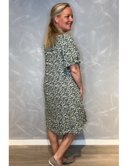 Bagside af kjole med flæser i bunden og romantisk pasform" TIPPY