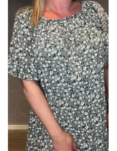 "Army grøn kjole med blomsterprint, elastik i halsen og flæser i ærmer" TIPPY 2