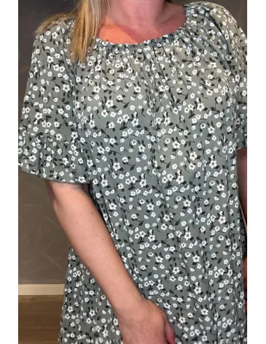 Nærbillede af blomsterprint og flæse detaljer på kjole" TIPPY