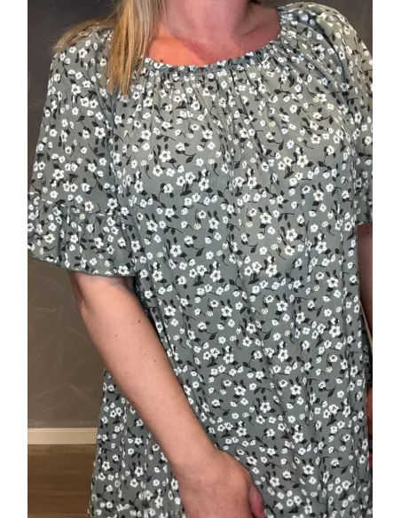 Nærbillede af blomsterprint og flæse detaljer på kjole" TIPPY