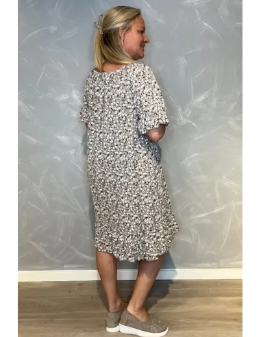 "Bagside af kjole med flæser i bunden og romantisk pasform" TIPPY