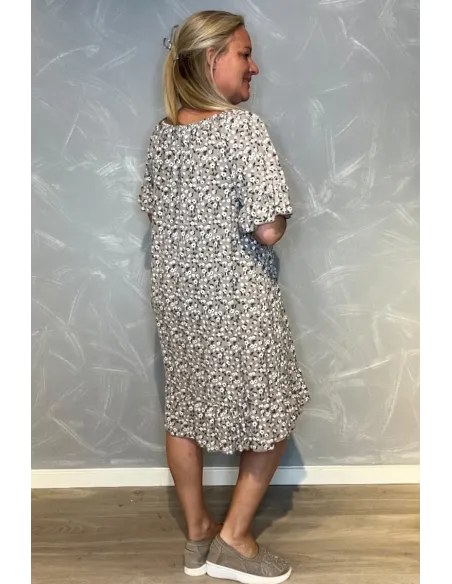 "Bagside af kjole med flæser i bunden og romantisk pasform" TIPPY