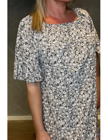 "Nærbillede af blomsterprint og flæse detaljer på kjole" TIPPY