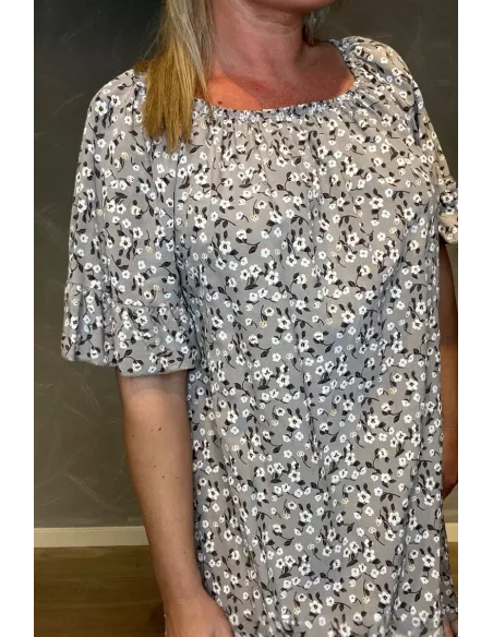 "Nærbillede af blomsterprint og flæse detaljer på kjole" TIPPY