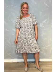 "grå kjole med blomsterprint, elastik i halsen og flæser i ærmer" TIPPY