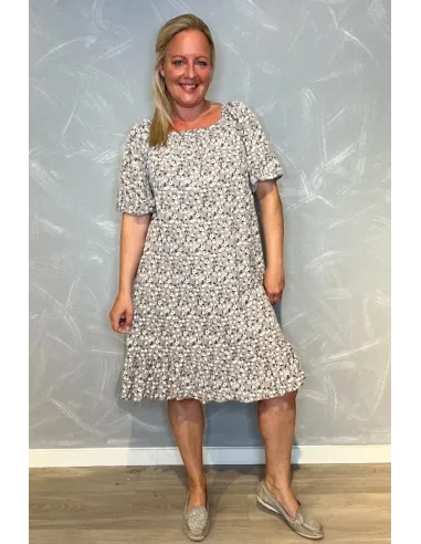 "grå kjole med blomsterprint, elastik i halsen og flæser i ærmer" TIPPY