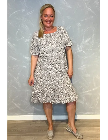 "grå kjole med blomsterprint, elastik i halsen og flæser i ærmer" TIPPY