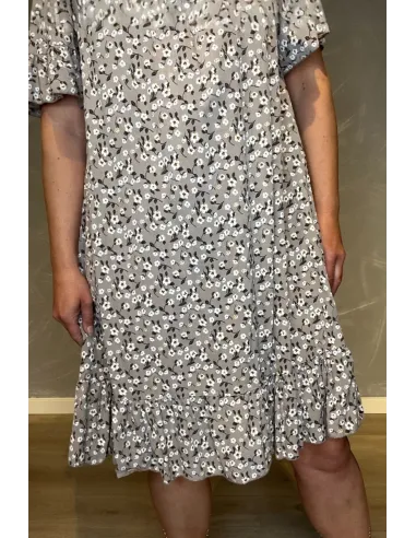 "Nærbillede af blomsterprint og flæse detaljer på kjole" TIPPY